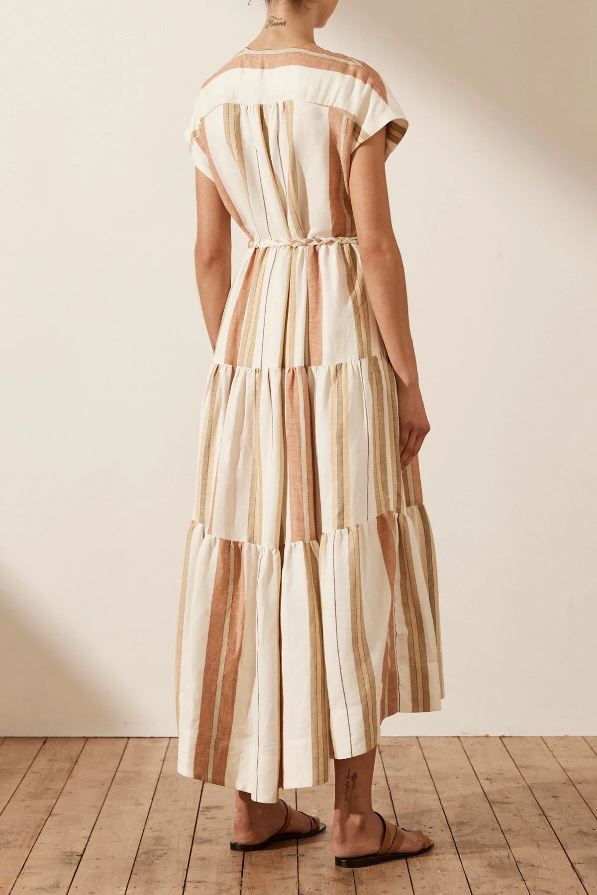 Shona Joy SUZANA LINEN SHORT SLEEVE TIERED MIDI DRESS DRESSES 5 Shona Joy SUZANA LINEN SHORT SLEEVE TIERED MIDI DRESS DRESSES